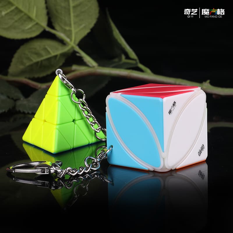 Qiyi Mofangge Pyraminx keychain image 3