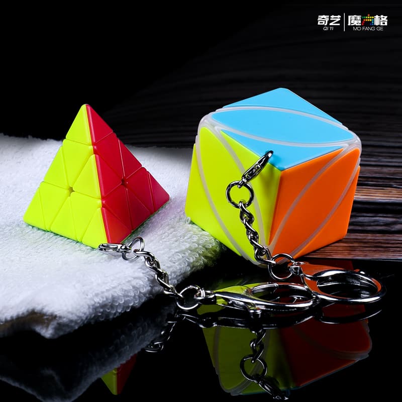 Qiyi Mofangge Pyraminx keychain image 4